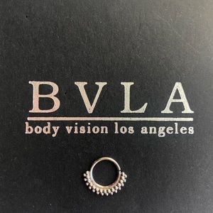 BVLA Kolo white gold seam ring